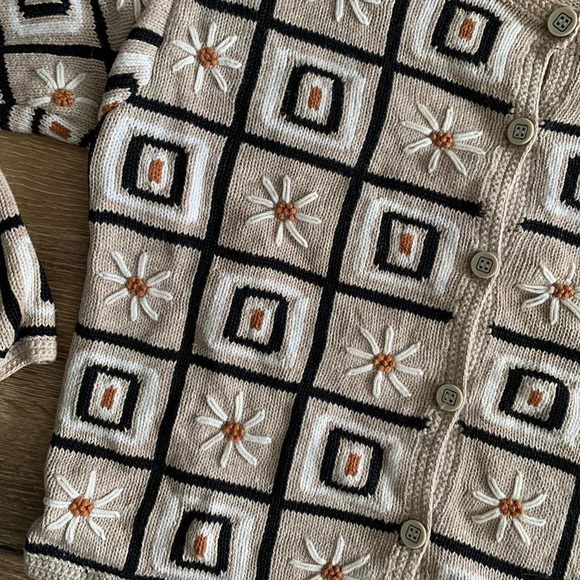 Vintage 90’s hand embroidered daisy knit sweater - Picture 2 of 4